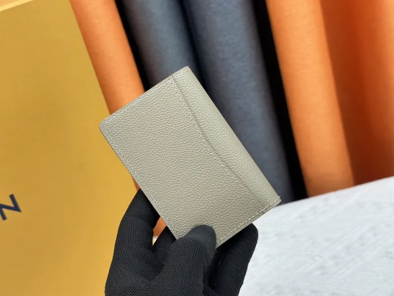 Alternative view of LV Wallets-1040