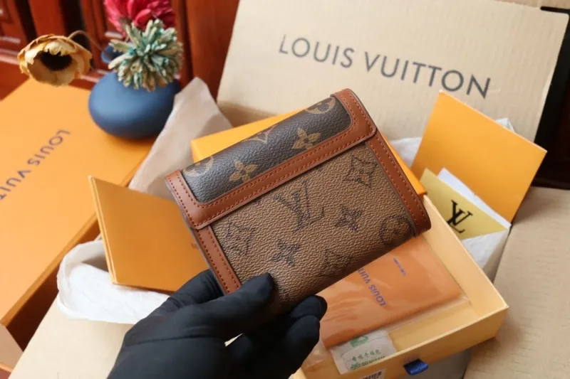 LV Wallets-1044 - Image 3