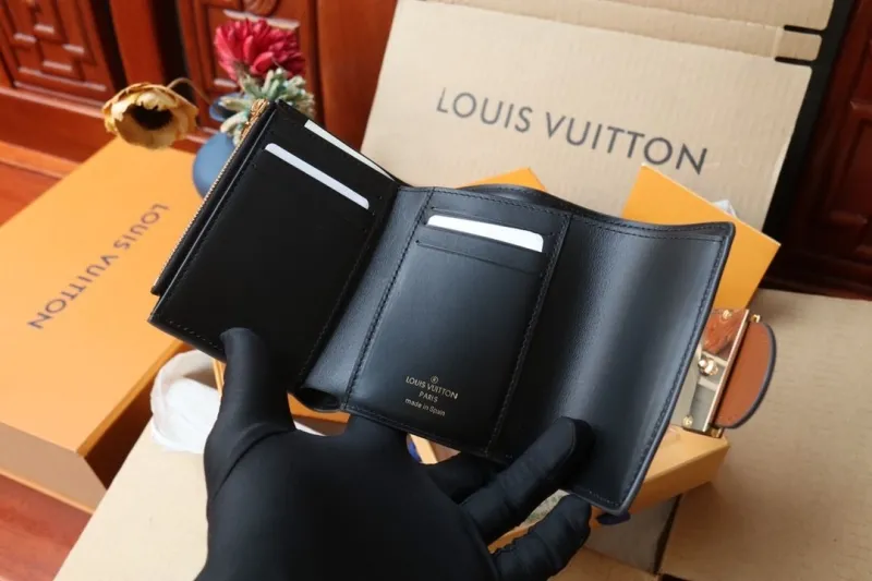 LV Wallets-1044 - Image 4