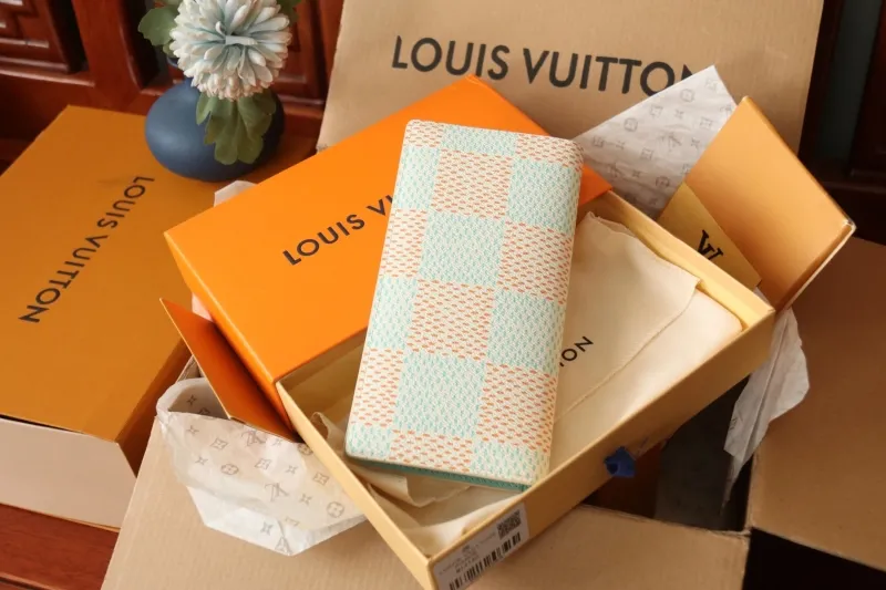 Alternative view of LV Wallets-1045