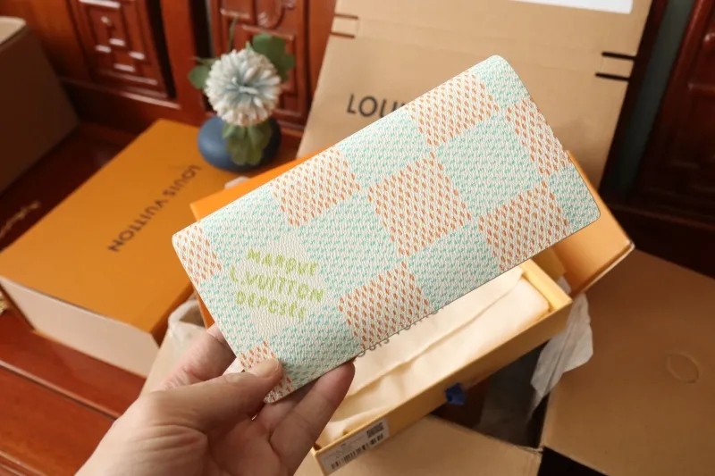 LV Wallets-1045 - Image 3