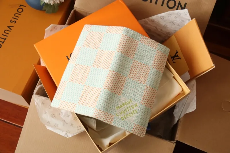 LV Wallets-1045 - Image 7