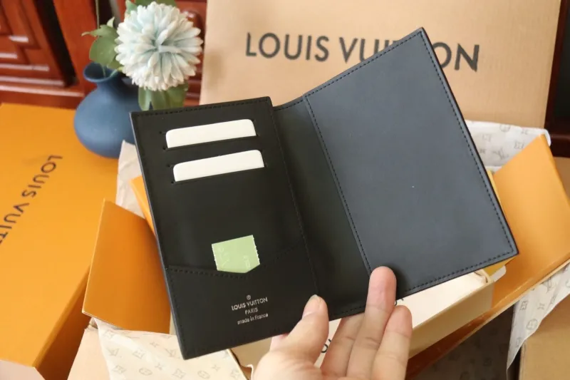 LV Wallets-1049 - Image 4