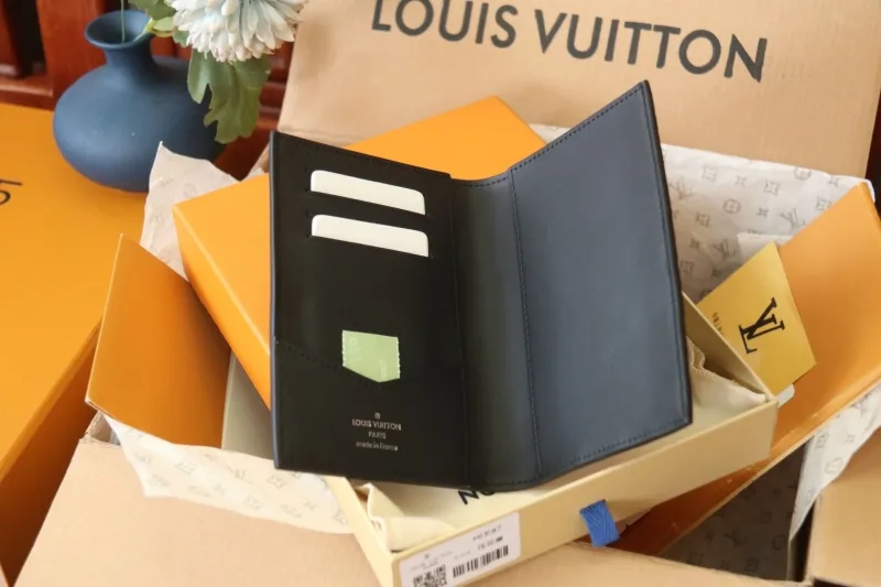 LV Wallets-1049 - Image 8