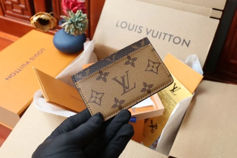 Alternative view of LV Wallets-1050