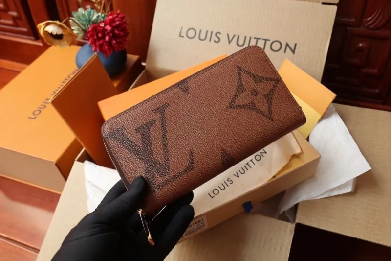 Alternative view of LV Wallets-1051