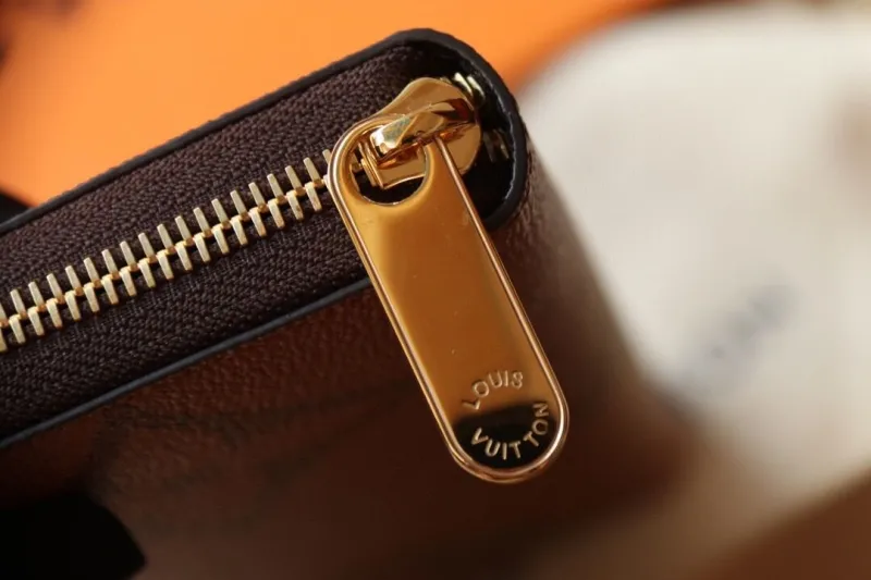 LV Wallets-1051 - Image 4