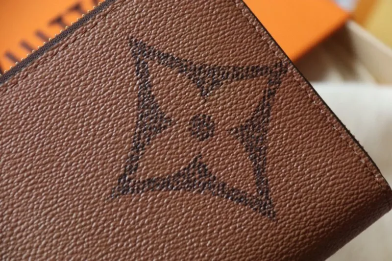LV Wallets-1051 - Image 9