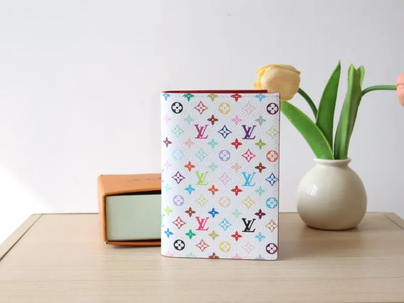Alternative view of LV Wallets-1056
