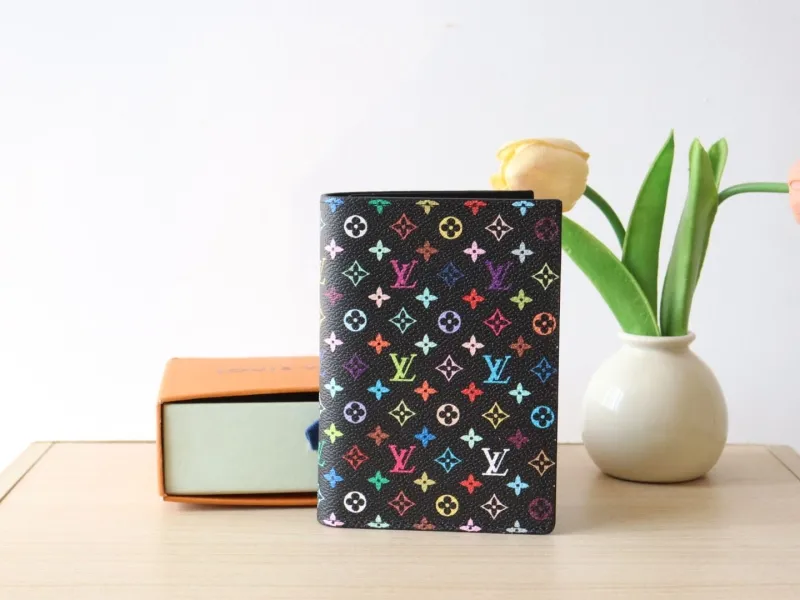 Alternative view of LV Wallets-1057