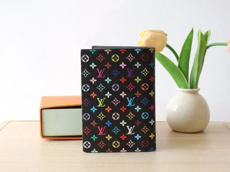 LV Wallets-1057 - Image 3