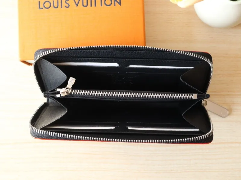 LV Wallets-1059 - Image 6