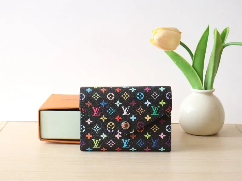 Alternative view of LV Wallets-1060