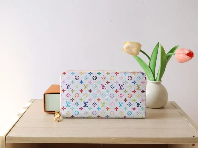 LV Wallets-1064