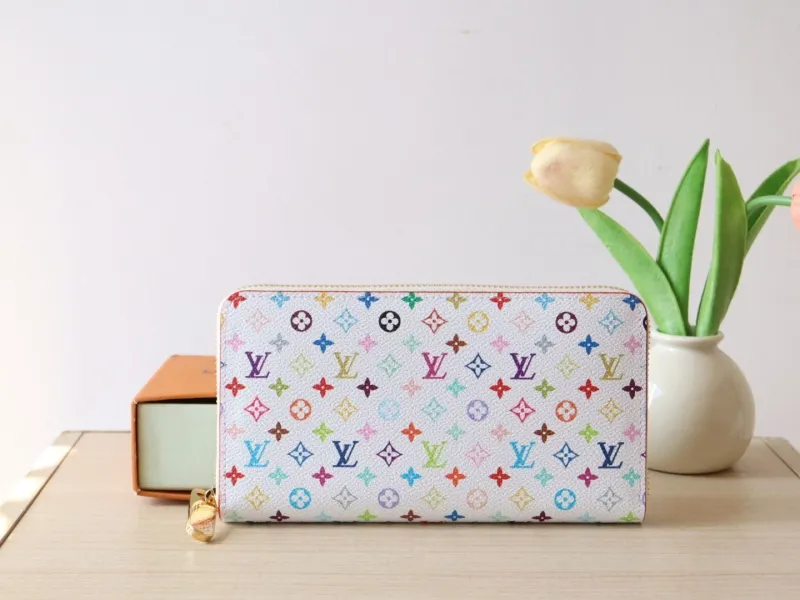 Alternative view of LV Wallets-1064