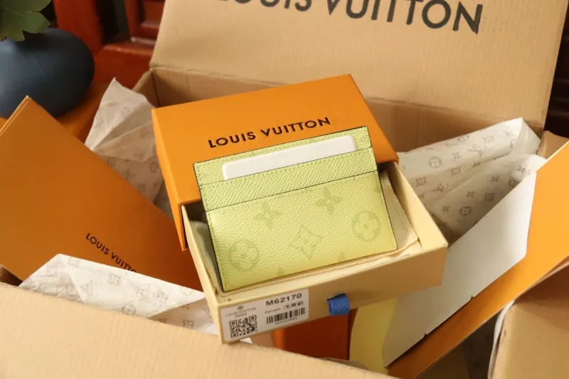 Alternative view of LV Wallets-1073