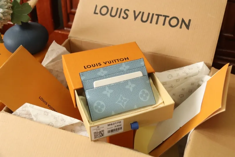 Alternative view of LV Wallets-1074