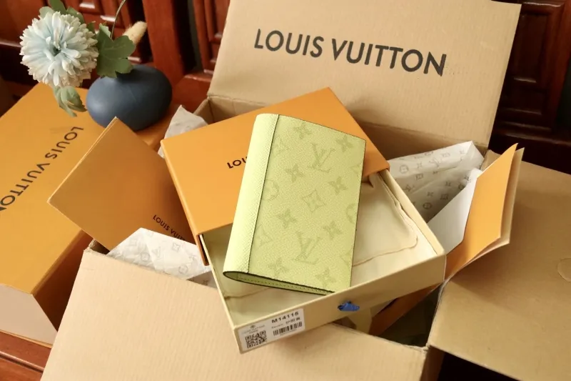 LV Wallets-1079