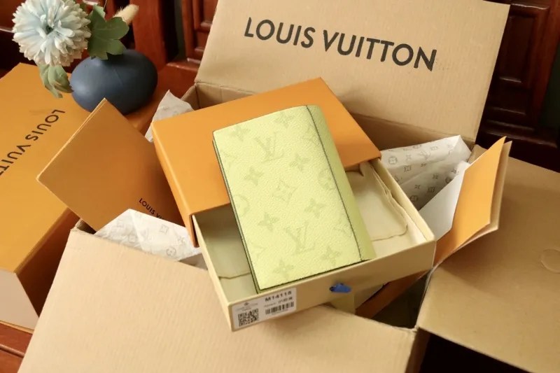 Alternative view of LV Wallets-1079