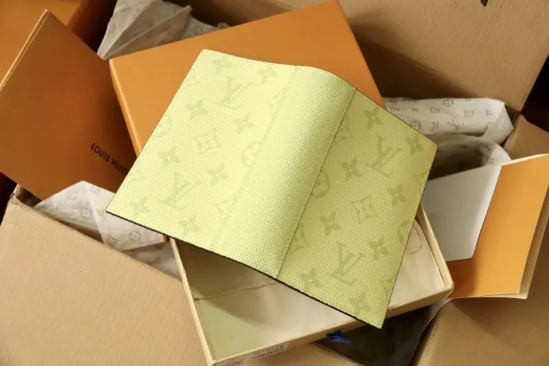 LV Wallets-1079 - Image 6