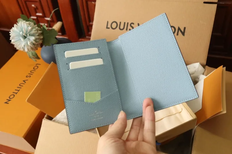 LV Wallets-1080 - Image 4