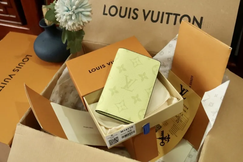 LV Wallets-1081