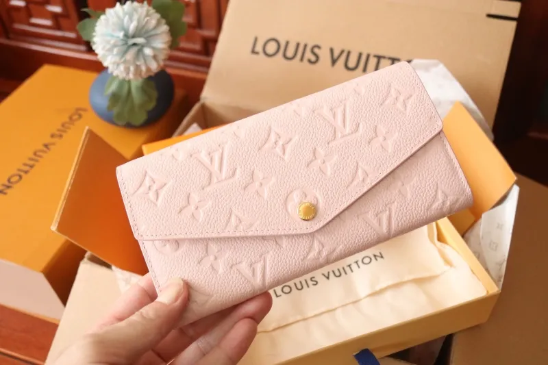 Alternative view of LV Wallets-1092