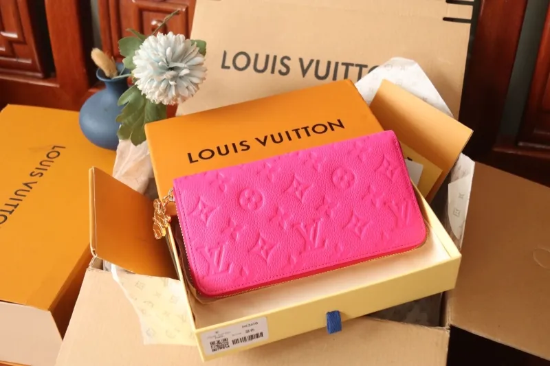 Alternative view of LV Wallets-1093