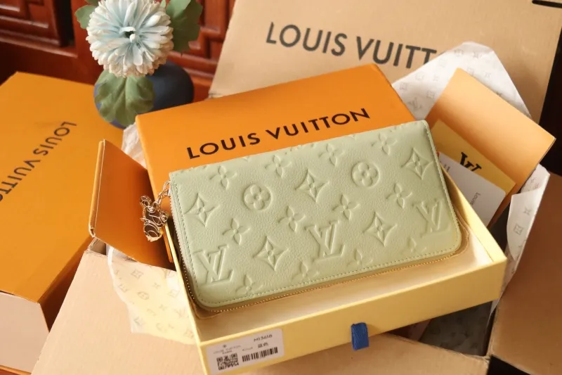 Alternative view of LV Wallets-1095