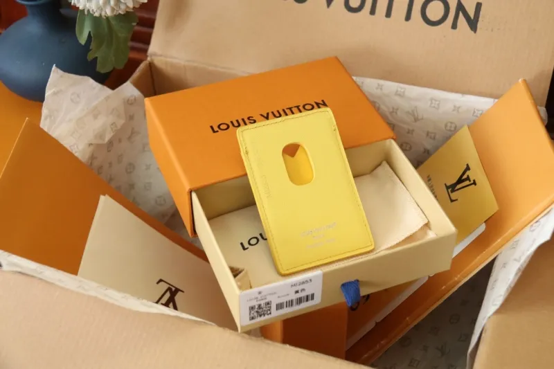 Alternative view of LV Wallets-1106