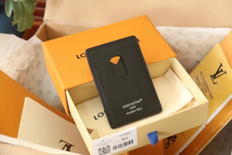 Alternative view of LV Wallets-1111
