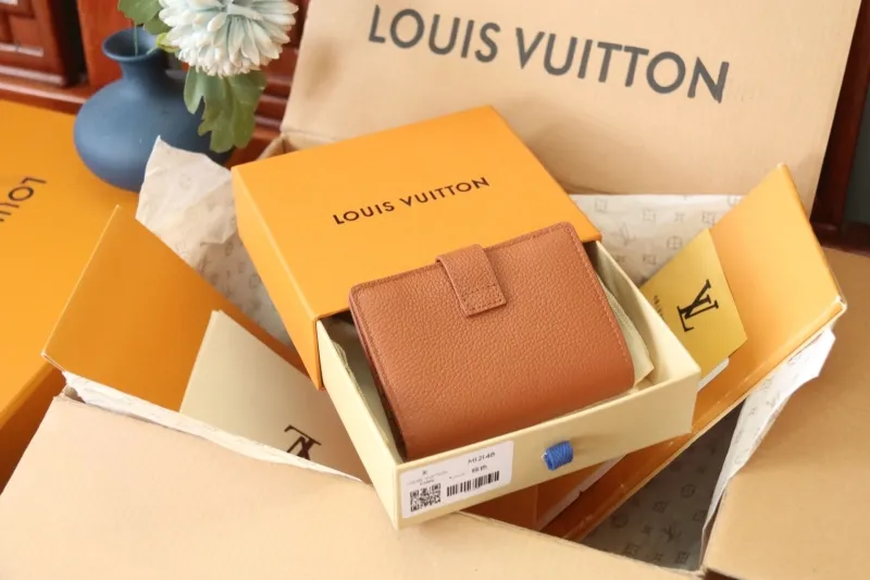 Alternative view of LV Wallets-1114