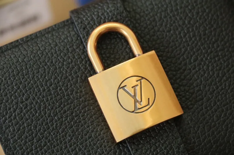 Alternative view of LV Wallets-1115