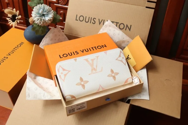 Alternative view of LV Wallets-1117