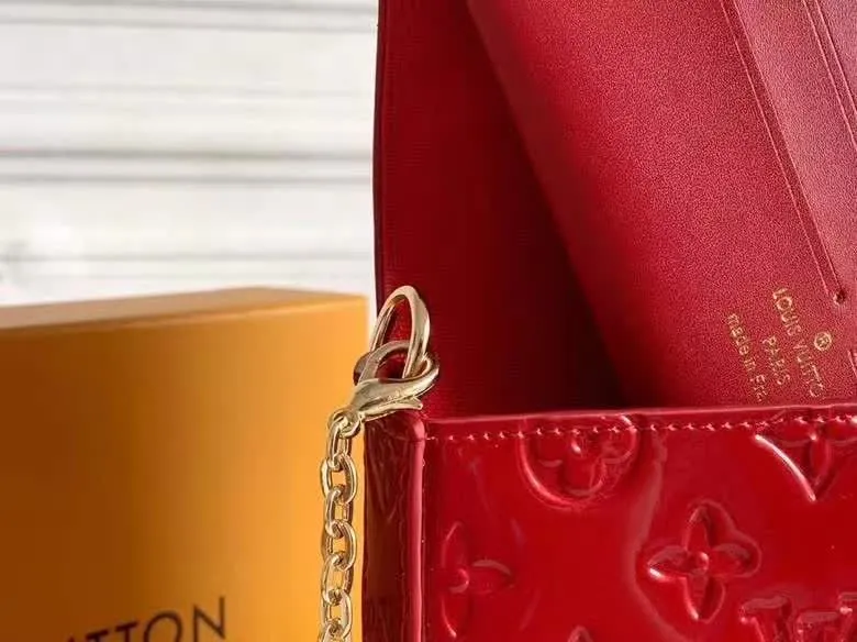 Alternative view of LV Wallets-1119