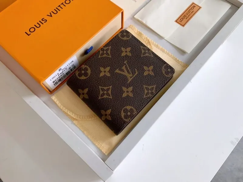 Alternative view of LV Wallets-1122
