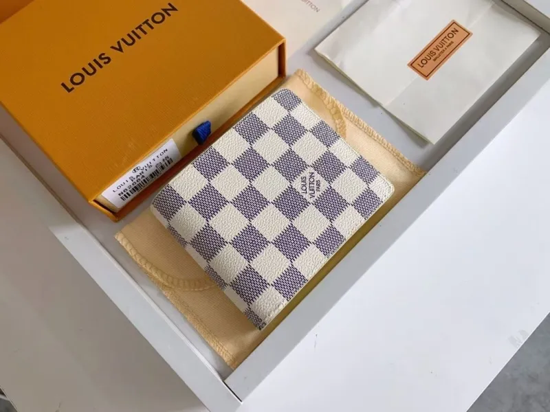 Alternative view of LV Wallets-1124