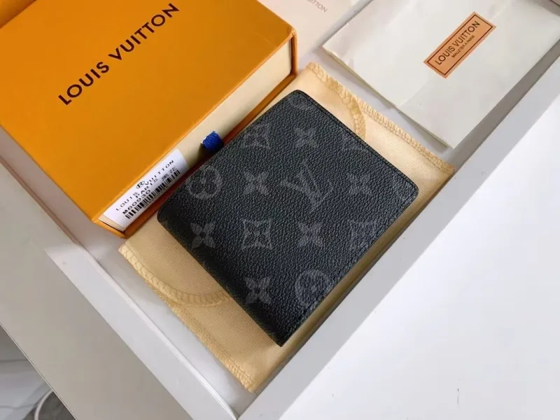 Alternative view of LV Wallets-1130