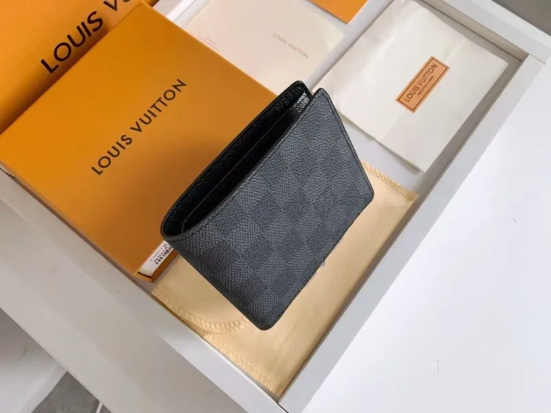 Alternative view of LV Wallets-1131