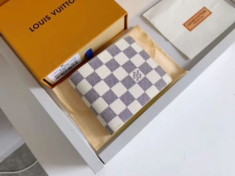Alternative view of LV Wallets-1132