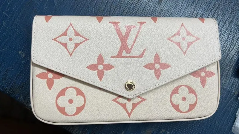 LV Wallets-1136