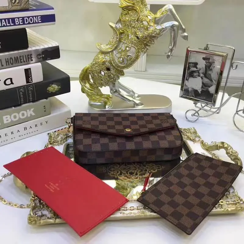 Alternative view of LV Wallets-1152