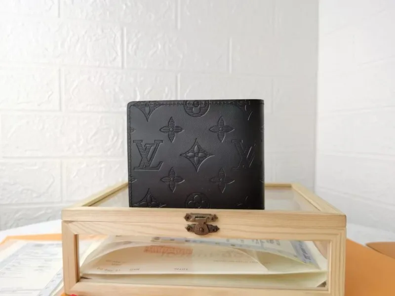 Alternative view of LV Wallets-1154
