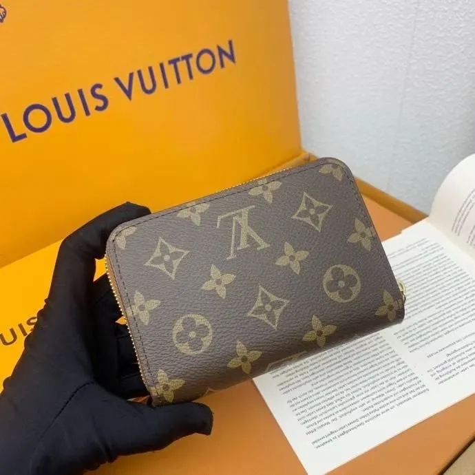 Alternative view of LV Wallets-1157