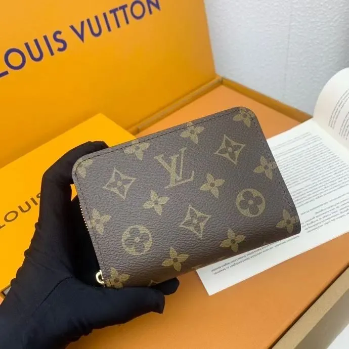 Alternative view of LV Wallets-1158