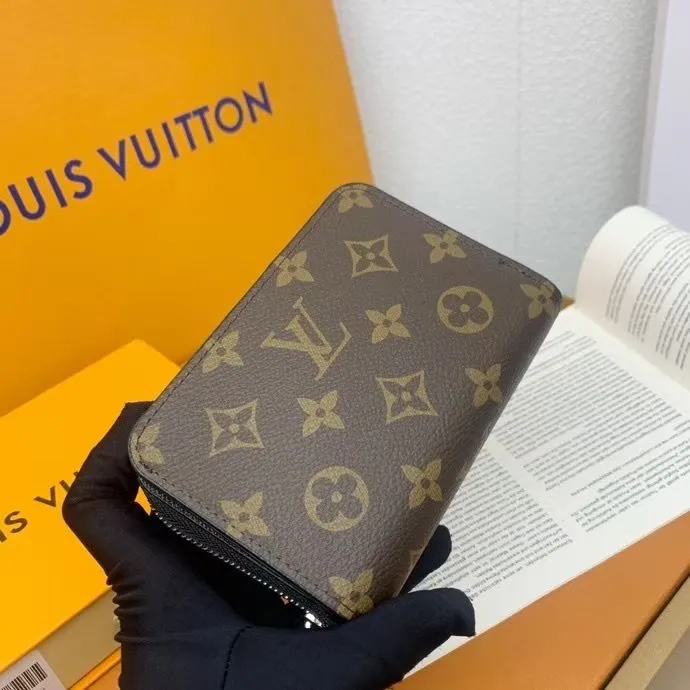 Alternative view of LV Wallets-1159