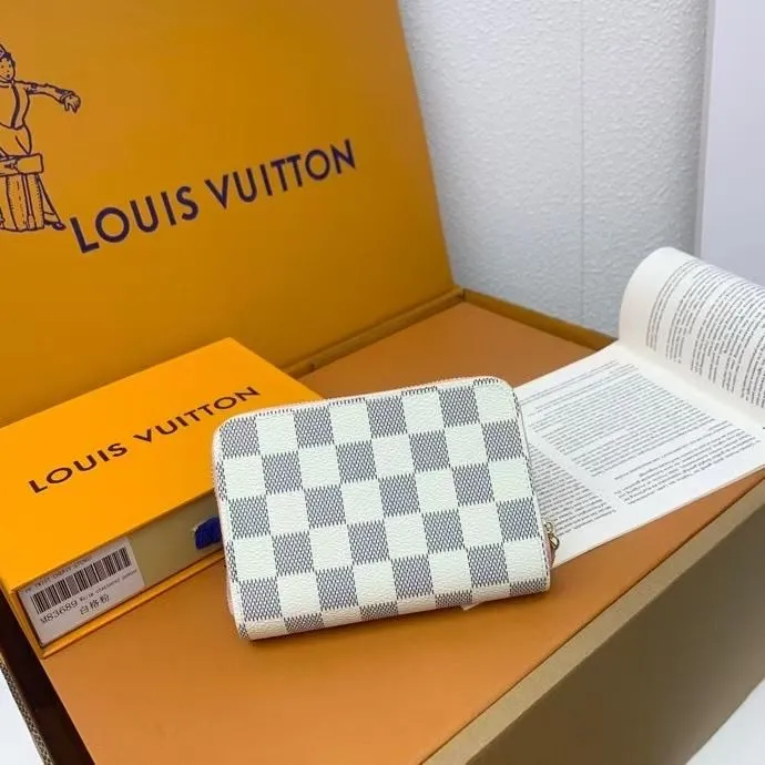 Alternative view of LV Wallets-1160