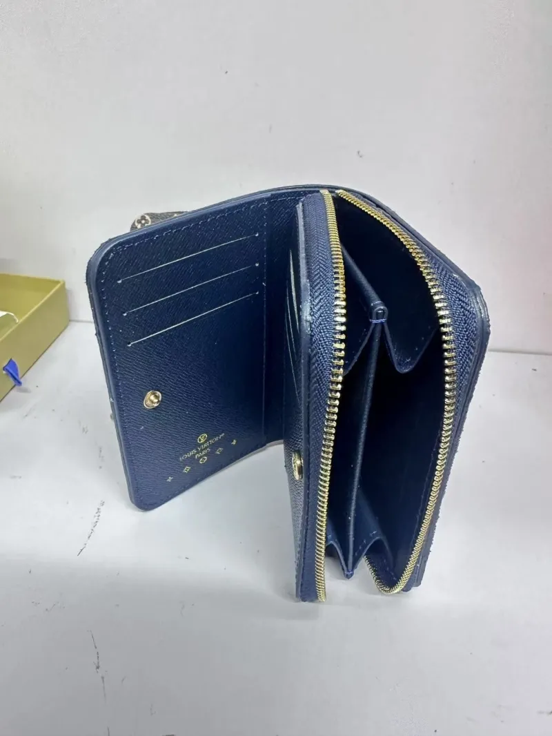 Alternative view of LV Wallets-1161