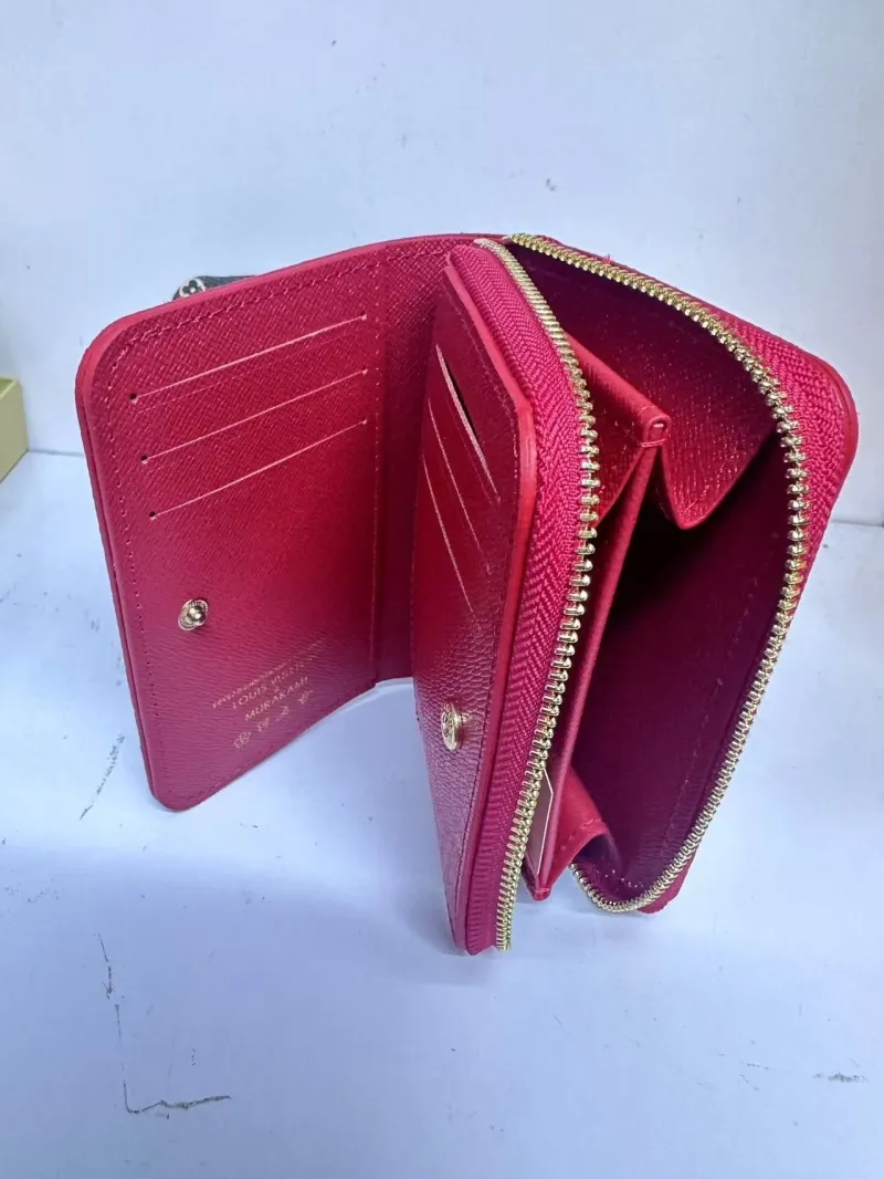 Alternative view of LV Wallets-1162