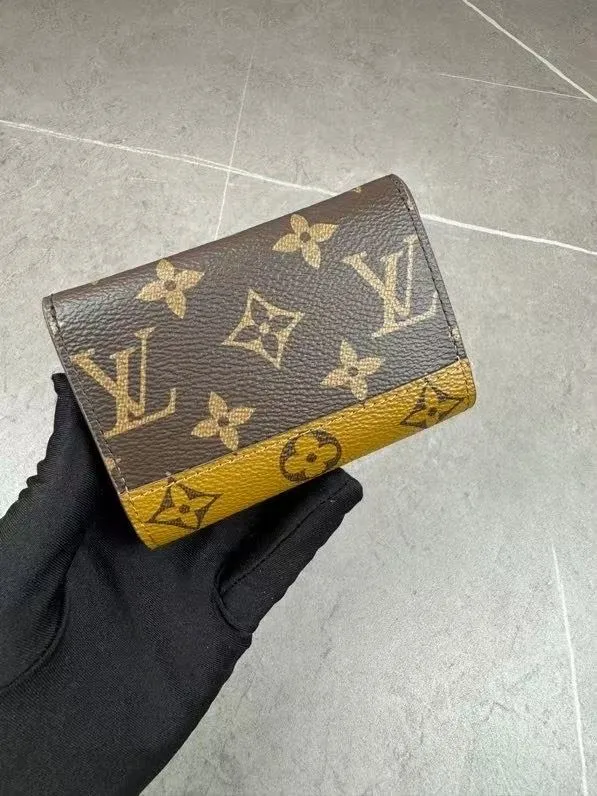 Alternative view of LV Wallets-1163